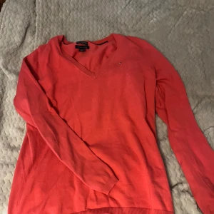 Långärmad  - Tunn stickad tröja från Tommy hilfiger i en superfin röd/korall färg. 