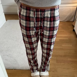 Rutiga pyjamasbyxor - Säljer dessa rutiga pyamasbyxorna då de är försmå på mig💕