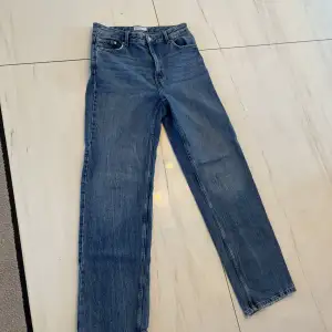 Säljer dessa jeans som inte kommer till användning❤️ köpte dem här på plick💕nypris 600kr