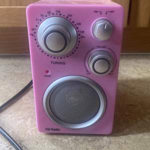 En fin rosa radion. Retro och liten, får plats överallt. 