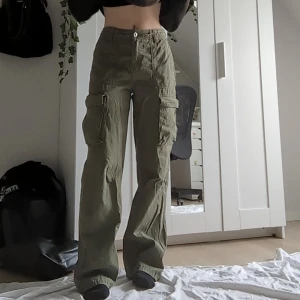 Gröna cargos - Gröna cargoes från Bershka 