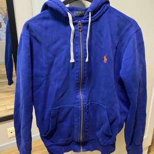 Blå Ralph Lauren zip hoodie. Bra skick. Nypris är 1800 kr