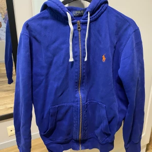 Ralph Lauren Zip Hoodie - Blå Ralph Lauren zip hoodie. Bra skick. Nypris är 1800 kr