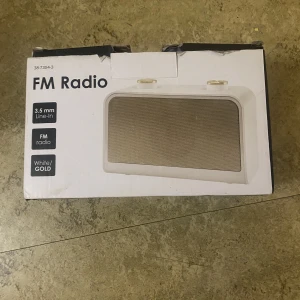 FM radio - En fin retro radio. Den är gul och liten och passar överallt.  Behöver ingen kontakt. 