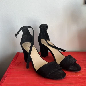 Klackar - Klackar med silverdetaljer och tunna band upptill. Endast använda ett fåtal gånger. 