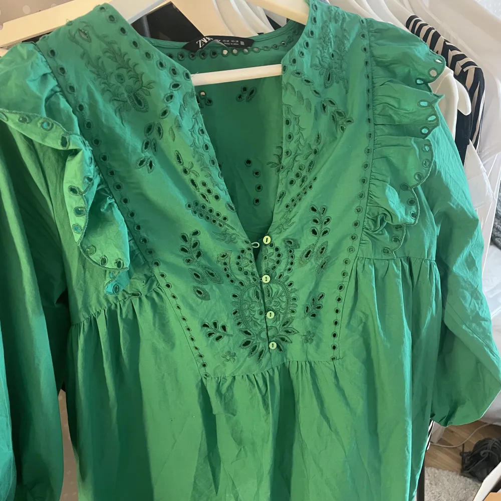 Superfin grön klänning från zara strl M. Går ungefär lite över knäna på mig som är 168. Trekvartsärm. . Klänningar.