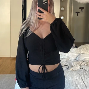 Tröja - Säljer denna fina tröja då den knappt kommit till användning, som nyskick. Passar till alla tillfällen!!😍 Sitter tajt över bysten & löst i armarna, justerbar, kan både ha den lång men också kort med en knytning. 100 + frakt❤️  