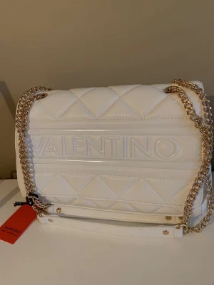 Valentino väska  - Säljer nu en valentino väska. Aldrig använd och köpt för 1400. Pris diskuteras endast vid snabbt affär!