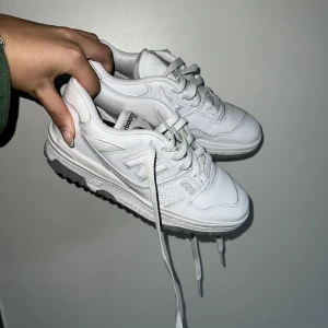 New Balance 550 - Säljer mina helt oanvända new balance 550. Fick dom i julklapp men när det var dags att gå in dom var de för små för mig och då var det för sent att returnera.
