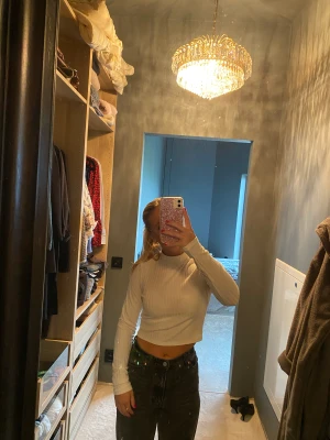 Vit tröja - Jätte fin vit croppad ribbstickad långärmad tröja! Använd fåtal gånger! Köparen står för frakt! 