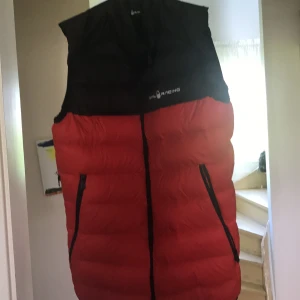 Sail racing väst - Röd sail racing väst skick 10/10 inga hål och inga fläckar nypris 1299kr Den passar mig perfekt och jag är 172