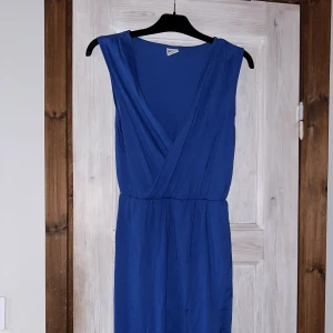 Klänning  - Behöver strykas men annars i fint skick