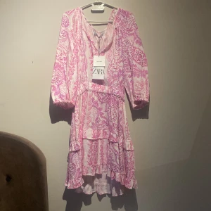 Zara klänning - Oanvänd zara klänning, trendig och super snygg!💕strl m men skulle säga s.
