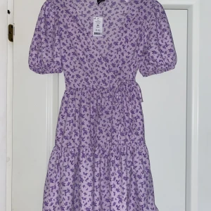 Blommig klänning  - Oanvänd, super söt!💓