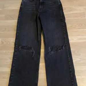 Svarta baggy jeans från Gina, högmdjade (storlek 36) med hål vid knäna. Ingen skada eller fläck, har endast använt några gånger. Jag är 168cm och dem är även nån cm för långa.  (Ursäkta för den smutsiga spegeln😅) ordinarie pris var runt 450kr❤️