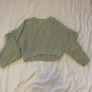 Croppad Grön Stickad- Tröja H&M - Säljer denna jättefina tröja pga av att den inte kommer till användning💕 Mycket bra skick! Pris kan diskuteras. Frakt tillkommer💕
