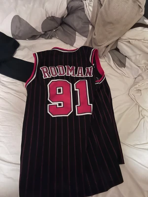 Dennis rodman linne - Väldigt sällsynt basket linne köpt för 1500 i london skick 9/10