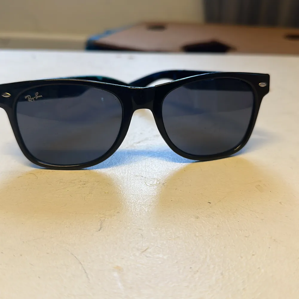 Glasögon svart 50kr styck 100kr för båda. Accessoarer.