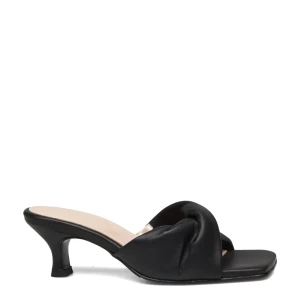 Selected femme svarta klackar - Svarta oanvända klackar från selected femme  Nypris 1299kr Pris kan diskuteras vid snabbköp  ❗️Prissänkning från 900kr till 400kr ❗️