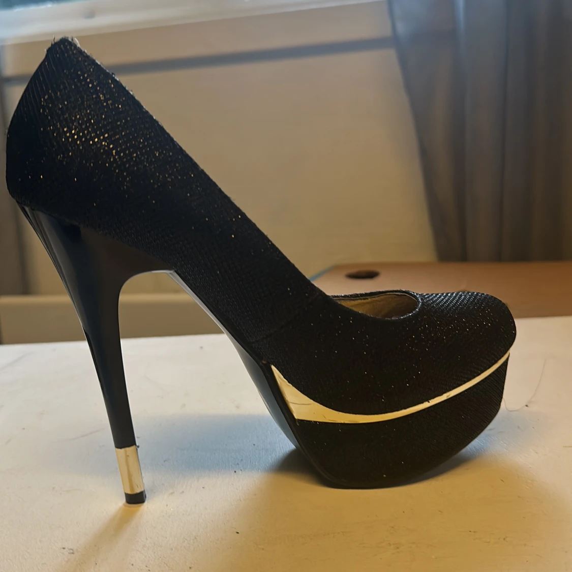 Svart klackskor med guld  - 91