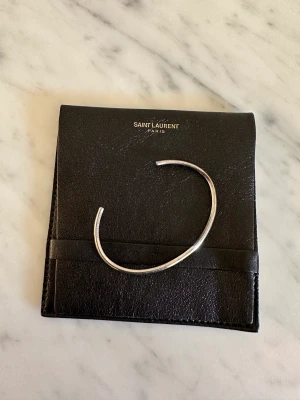 Saint Laurent armband  - Från Hedi Slimanes första collektioner för slp. 925 silver, kommer med pouch. Väldigt slimmad design