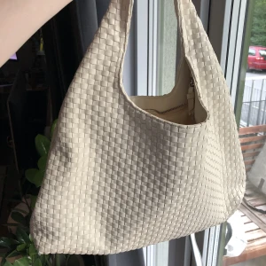 NA-KD Axelväska - NA-KD woven/ braided axelväska 