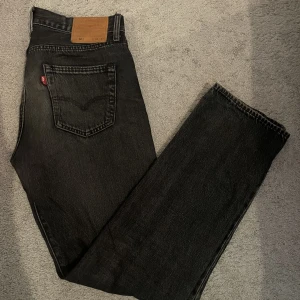 Levis 501 - Säljer dessa jeans från Levis i modellen 501. Skick 7/10. Storlek 30/32. Köpta från Levi’s butik för 1300kr. Urtvättad svart färg, liknar mörkgrå. Pris kan diskuteras. Hör av dig om du har frågor!🤝