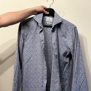 Skjorta  - Knappt använd