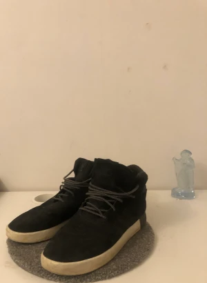 Adidas från adidas butiken  - Jag har använt de i två månader och de passar så bra 