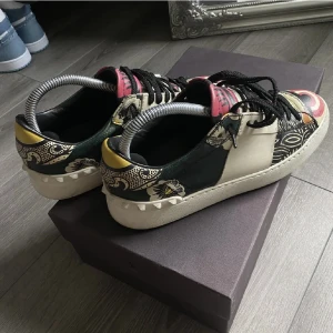 Snyggaste valentino skorna!!  - Så unika och snygga valentino skor som tyvärr inte kommer till användning 💘💘 får med box, och äktenhets bevis. Bra skick, storlek 38 passar mig bra som har 37 