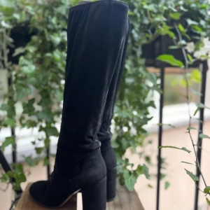 Gianvito Rossi stövlar i mocka - Mockastövlar med klack från Gianvito Rossi. Mycket bra skick. 