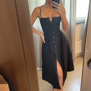 Klänning strl XS - Svart klänning i storlek xs från H&M. Aldrig använd, säljs för 100kr. Köparen står för frakt 