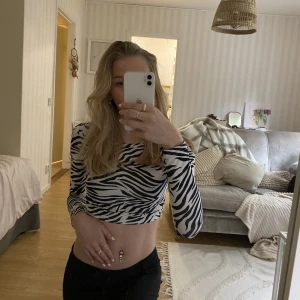 Zebra långärmad  - Zebra långärmad, tunnt material, super fin och skön tröja🦓