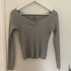V-ringad tröja - Okej skick, har en liten fläck på vänstra armen precis vid handleden. Väldigt omärkbar. Tröjan är väldigt stretchig så den funkar upp till storlek L. Rekommenderar S-M
