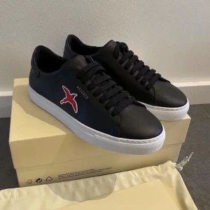 Axel Arigato - Säljer mina Axel Arigatos i storlek 38/39, modellen är slutsåld!💕Varsamt använda ! nypris 2200kr säljer för 1200kr exklusive frakt, pris kan diskuteras vid snabb affär! 💕