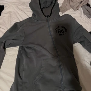 Peka performance zip hoddie skick 8/10 - Nypris 800