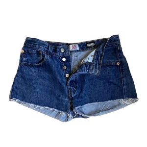 Levis 501 jeansshorts - Sjukt snygga levis jeansshorts i modell 501! Passar XS-S! Säljer då de aldrig använts 💕