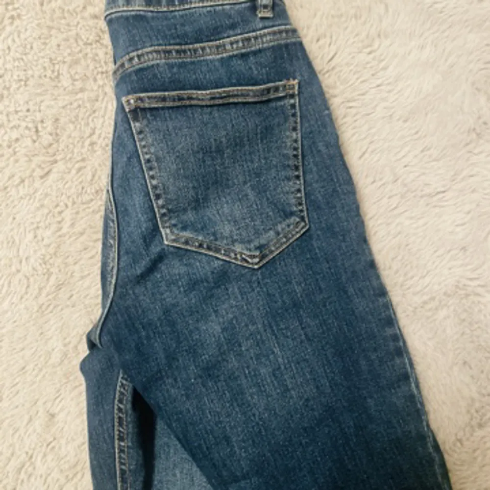 Jag säljer nu mina lågmidjade jeans från Lindex då jag inte längre kan ha dom! Jag har använt dom sparsamt och finns inga tecken på användning💓hör gärna av er vid frågor👌🛑TRYCK INTE PÅ KÖP NU🛑❤️. Jeans & Byxor.