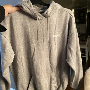 Grå adidas hoodie - Hoodie som är varm och bekväm att ha på sig. Väldigt fint skick