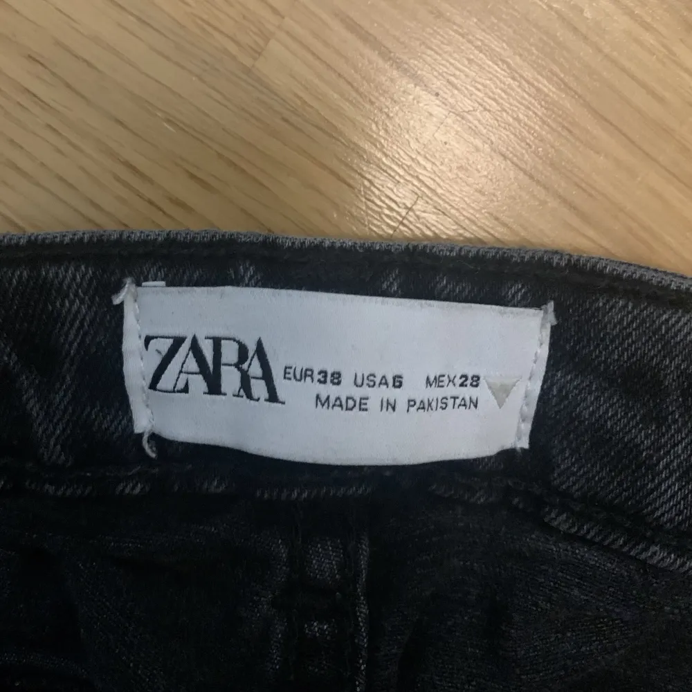 Jätte snygga zara jeans med slitsi storlek 38💓sparsamt använda så inga skador eller slitager! Pris går att diskutera💗. Jeans & Byxor.