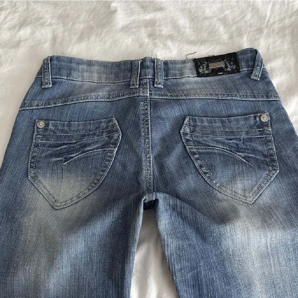 Säljer dessa jeans köpta här på Plick 💗 midja 76 innerben 75 🫶🏽skriv om ni undrar något 💕. Jeans & Byxor.