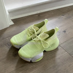 Nike träningsskor - Använda ca 10 gånger, enbart inomhus. 