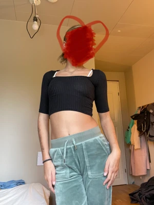 Svart tajt tröja - Jag säljer min svarta tajta tröja för 40kr eftersom den är tajt, super fin verkligen! Från pull&bear