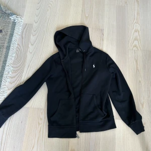 Ralph Lauren Zip - Svart Ralph Lauren Zip i mycket gott skick. 
