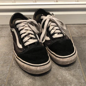 Vans  - Säljer mina använda vans då det inte kommer till någon användning längre! Är lite slita, fråga för bilder!💞