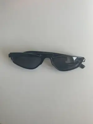 Snygga och balla solglasögon från NAKD. Säljes då jag inte får användning för dem. 