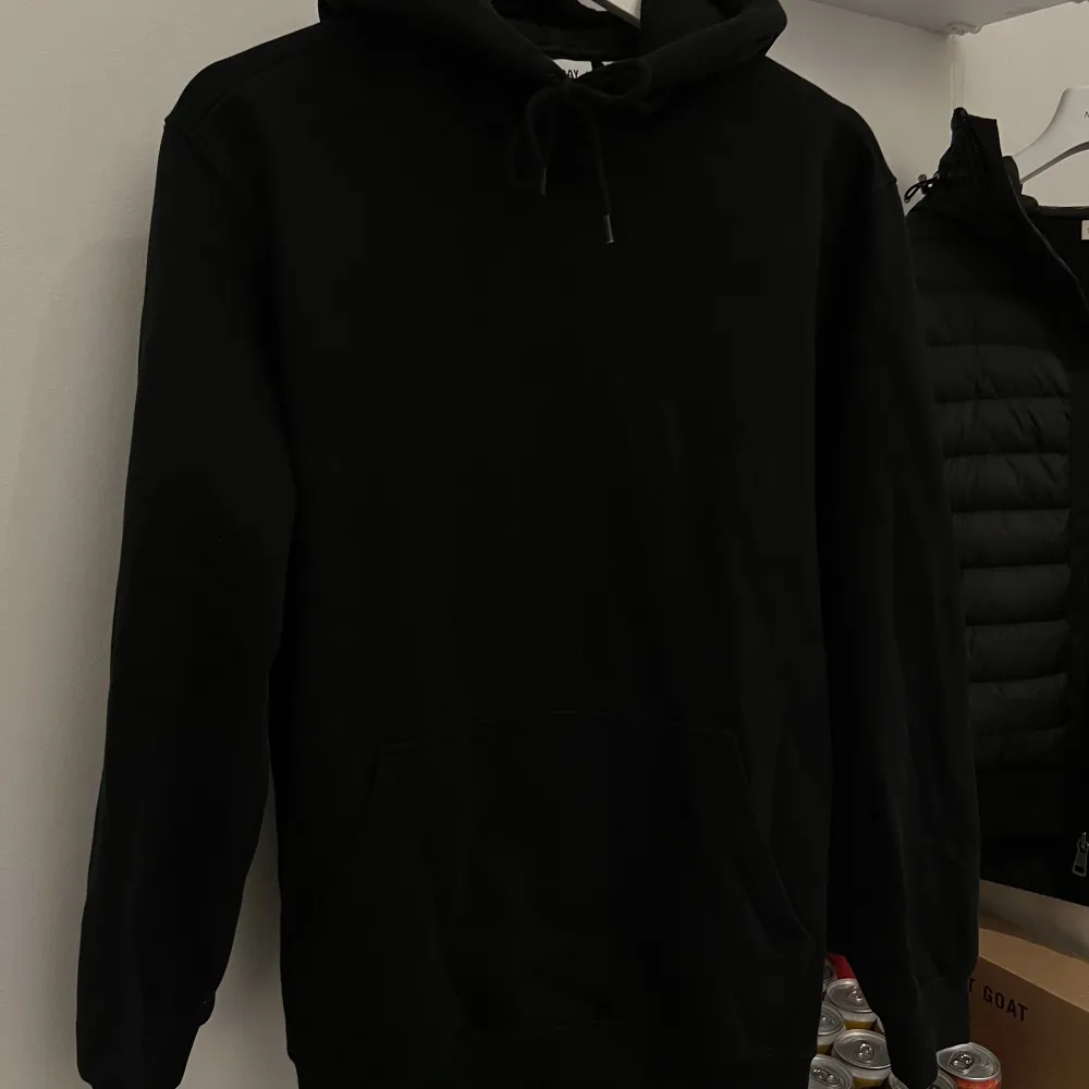 Helsvart weekday hoodie, knappt använd. Storlek: XS. Hoodies.