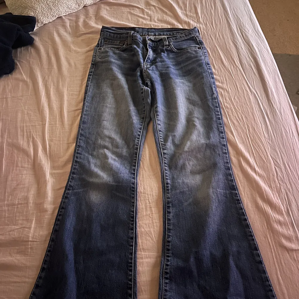 Säljer dessa Levis booutcut jeansen i storlek 26/32. Använda några gånger men i riktigt bra skick!! . Jeans & Byxor.