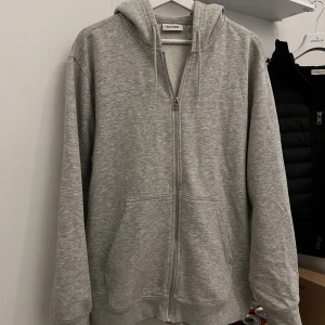 Weekday zip hoodie - Hyfsat använd zip hoodie från weekday. Storlek: M