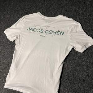 Vit tshirt från Jacob Cohen. Nästan helt oanvänd.